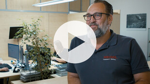 Vorschaubild von Achim aus dem Mitarbeiterinterview am Arbeitsplatz im Büro.